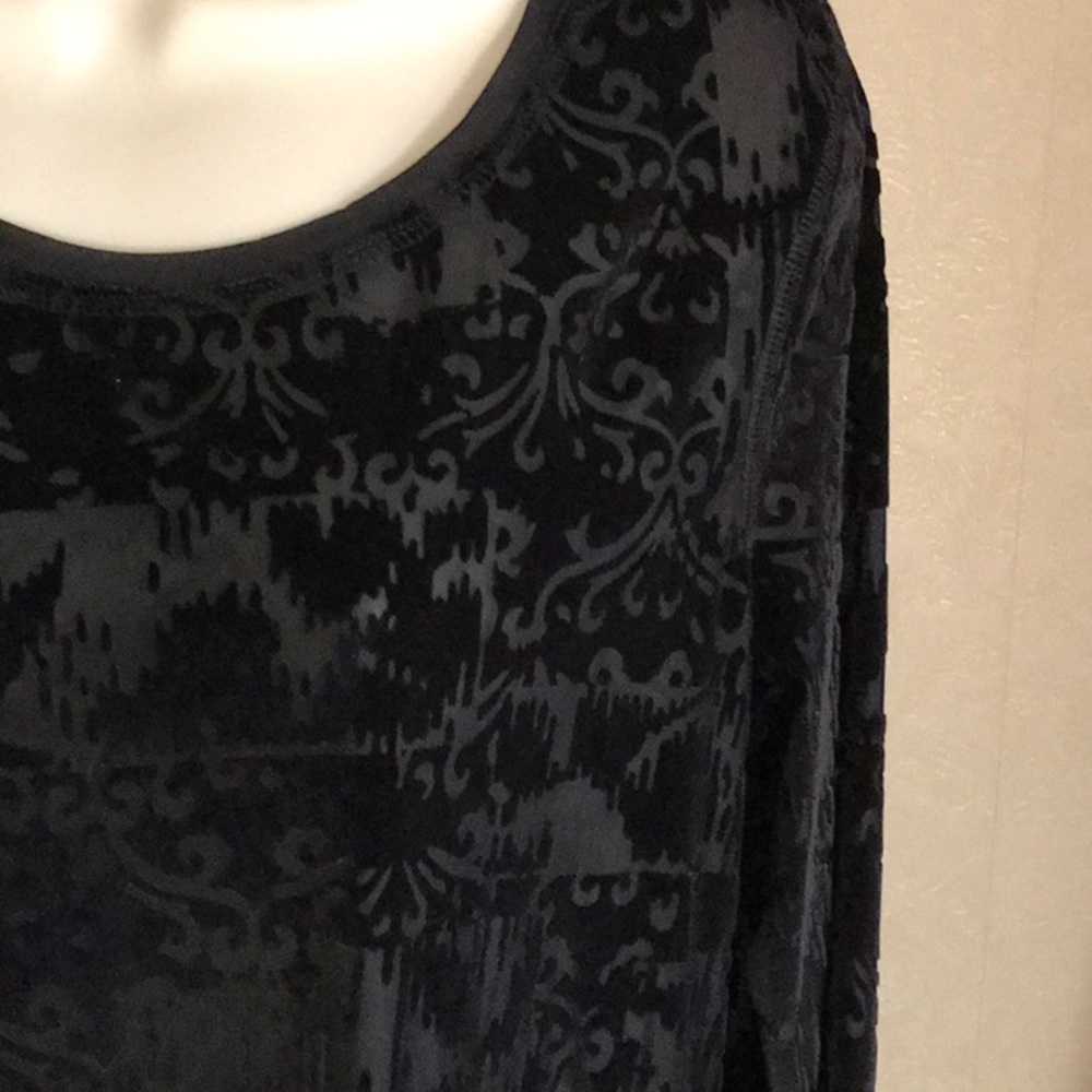 Simply Vera Black "burnt out" velvet lace top - Picture 2 of 4